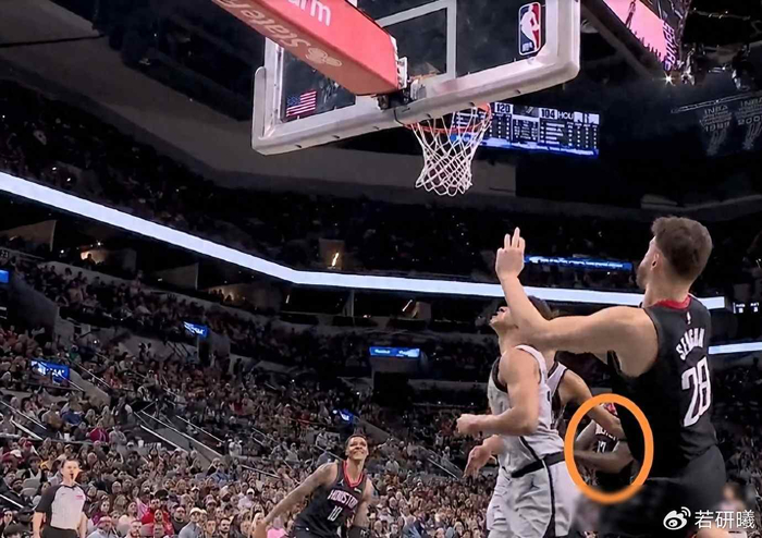 高清赛事回放-马刺赢了火箭23分，乌杜卡死守老将不换人，年轻球员坐穿板凳|三分球|申京|卡斯尔|圣安东尼奥马刺队|德文-瓦塞尔_新浪体育_新浪新闻